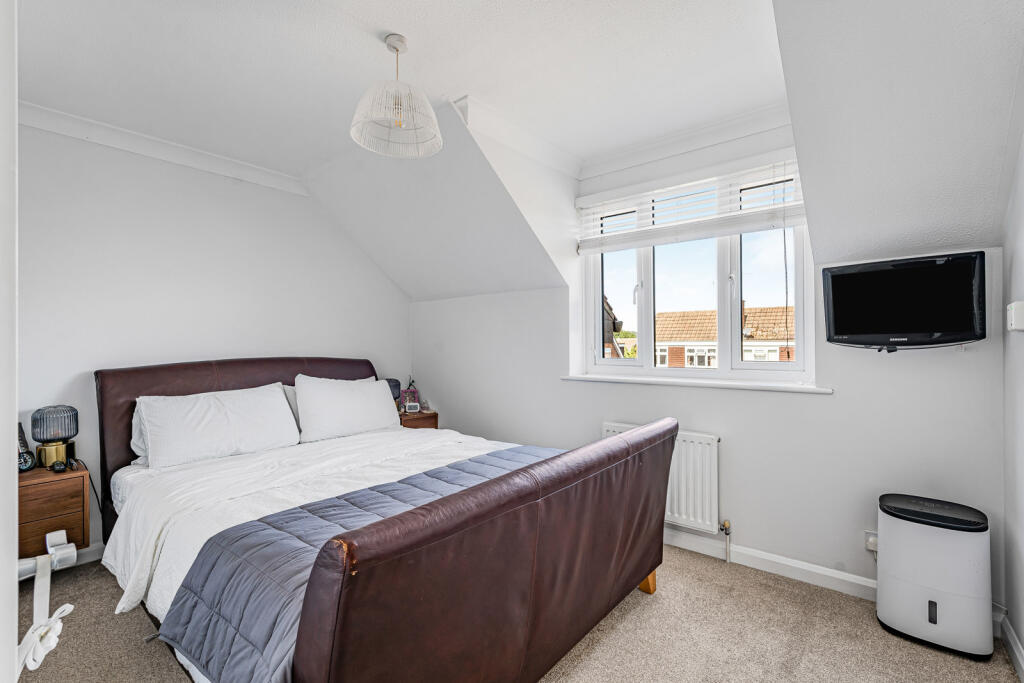 House in Waverley, Farnham - More