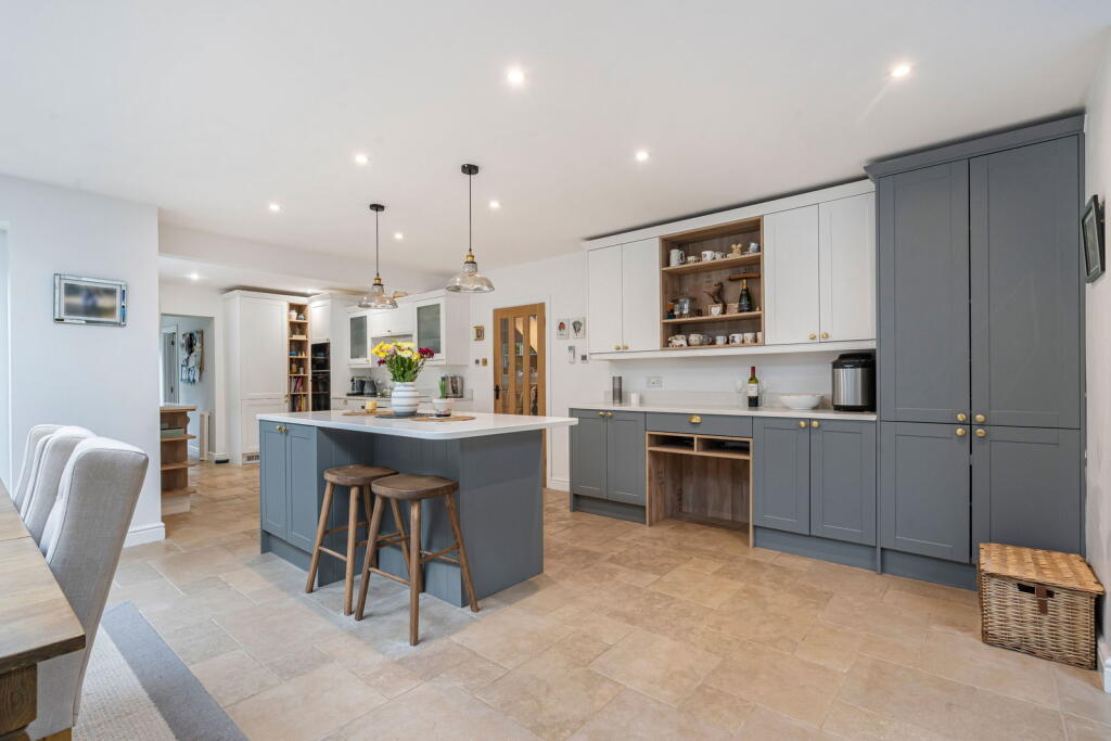 St. Thomas Drive, East Clandon, GU4 photo 3