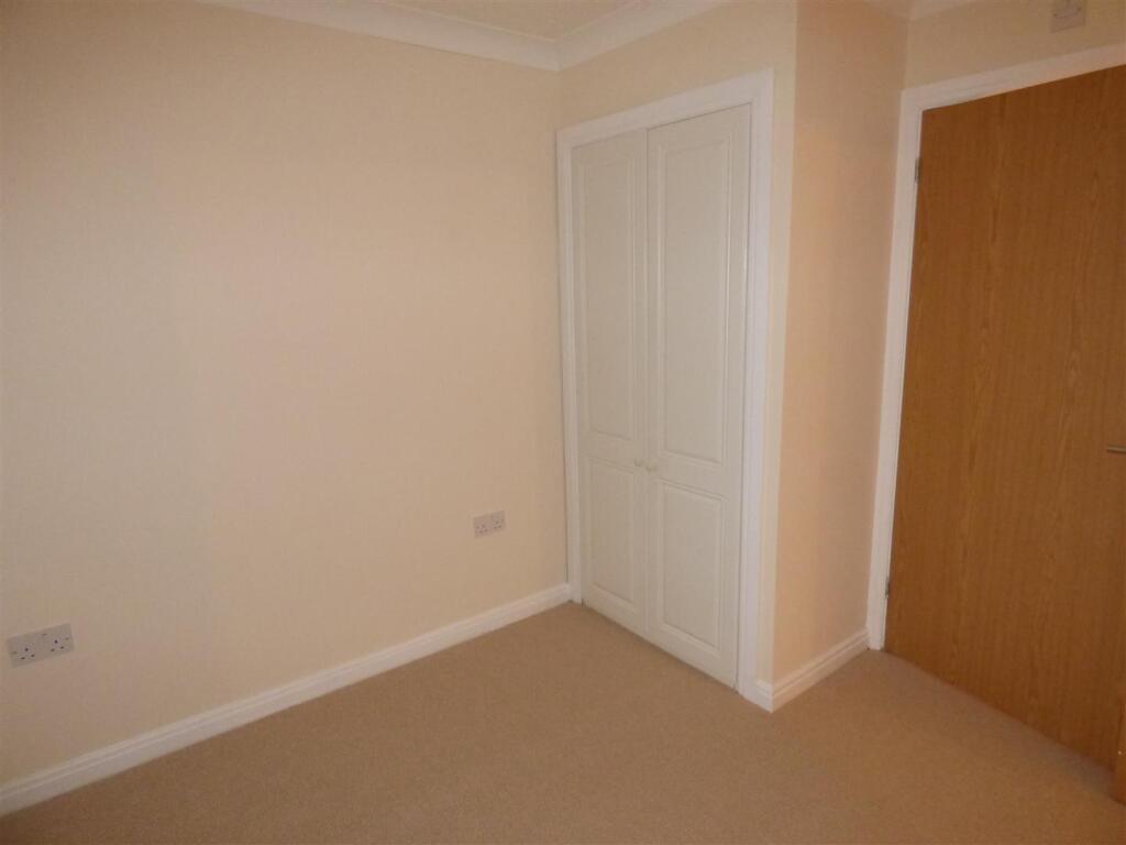 6 Robin Close, Brough photo 4