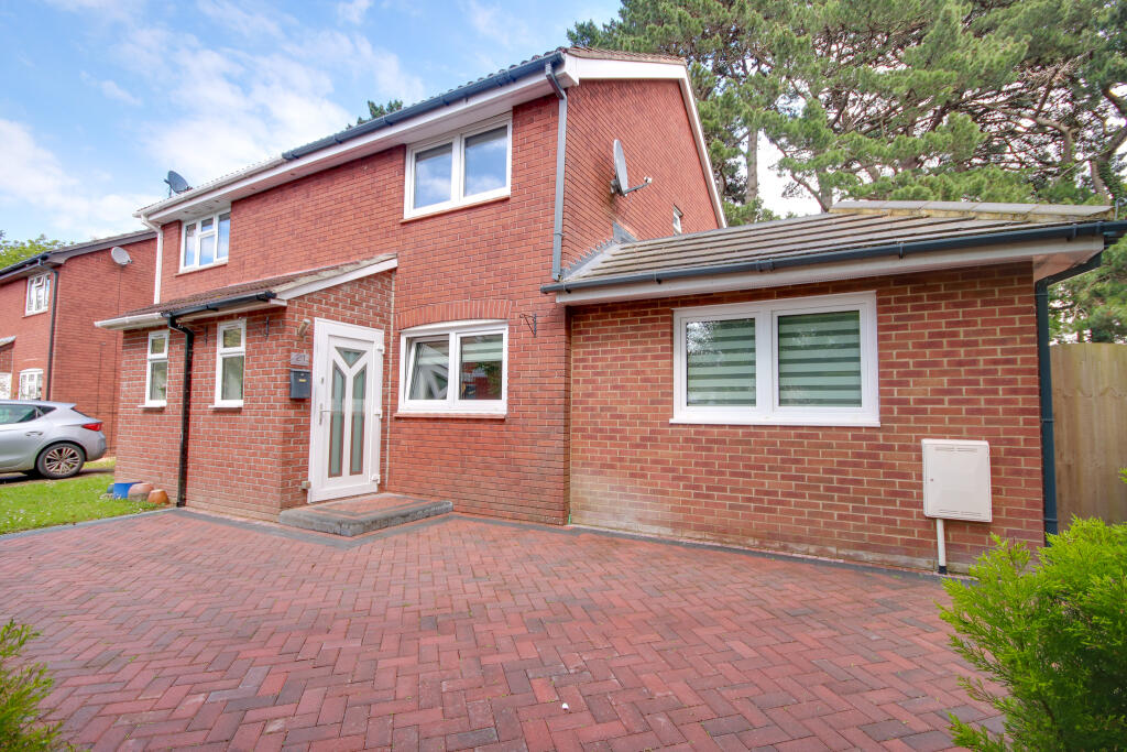 3-bed semi-detached on West End! Extended! Wow Factor Lounge! No Chain!, £400,000