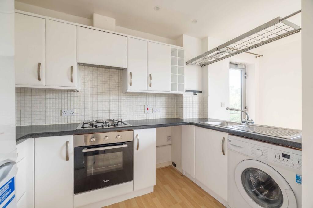 Apartment in Slough - More
