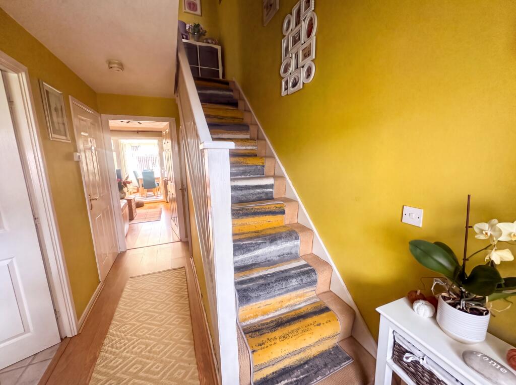 House in Nuneaton and Bedworth, Warwickshire - More