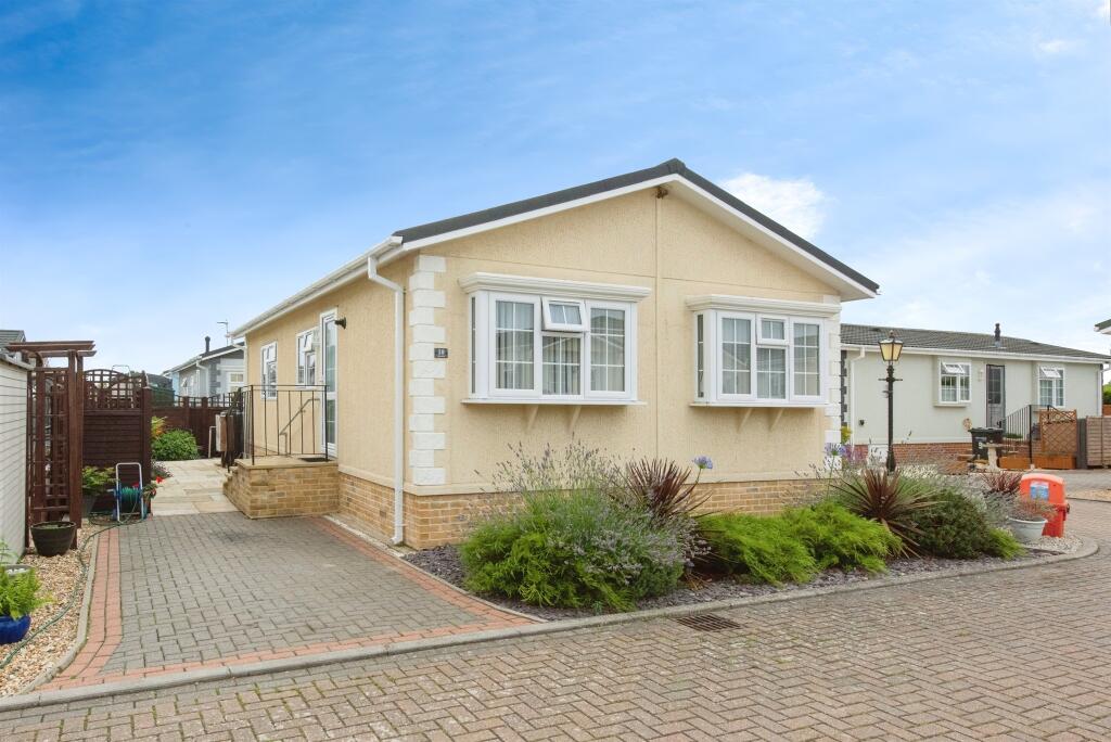 2-bed caravan on Rymer Court, Barnham, Thetford, £140,000