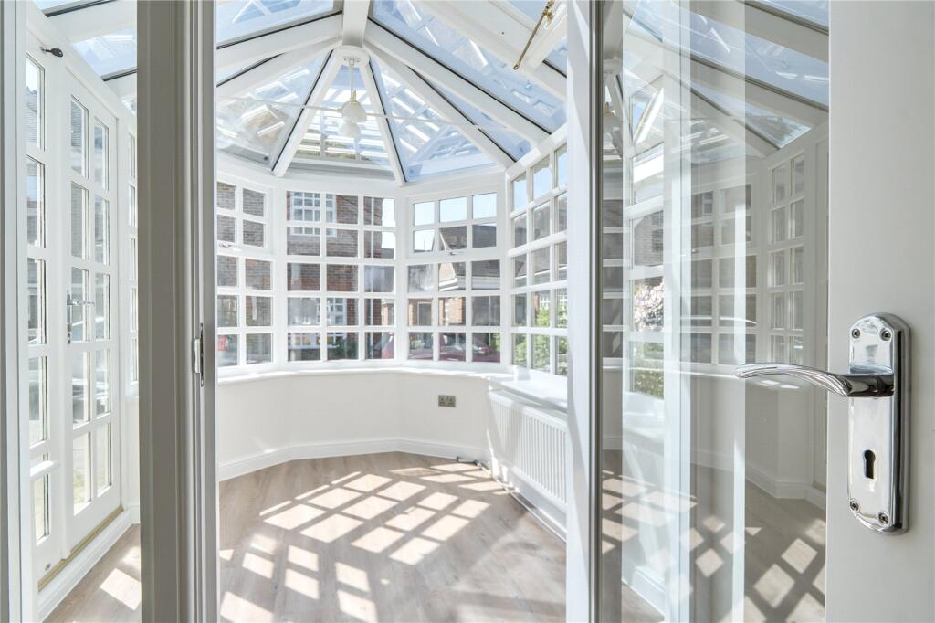 Whybrow Gardens, Castle Village, Berkhamsted, Hertfordshire, HP4 photo 4