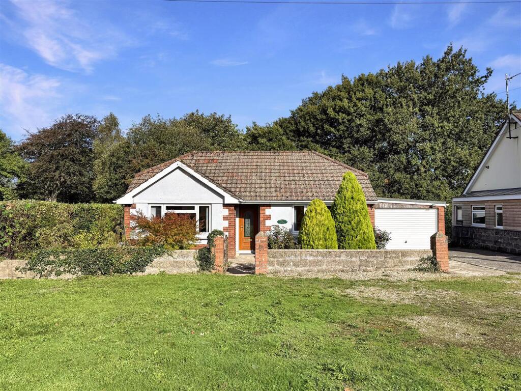 2-bed detached on Yelland Road, Fremington, Barnstaple, £400,000