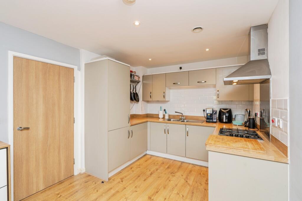 Apartment in Runnymede, Addlestone - View 2