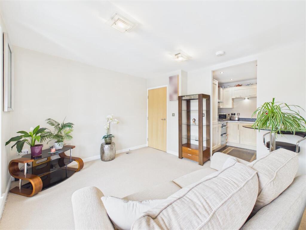 Apartment in Worcester, St Peters, Diglis - View 3