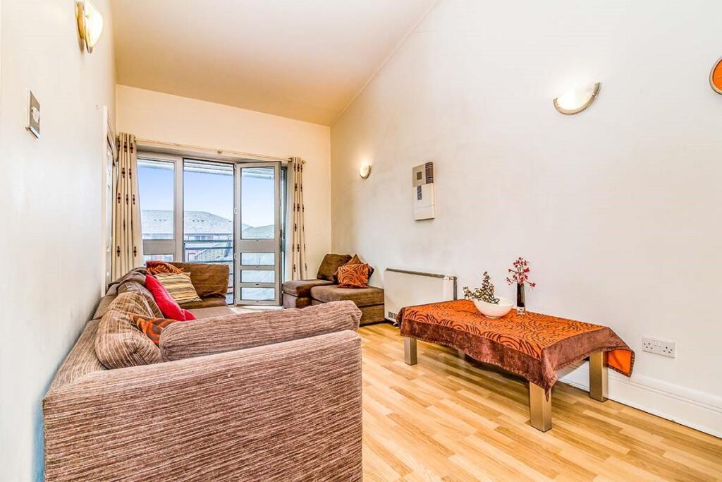 Apartment in Manchester, City Centre - View 4