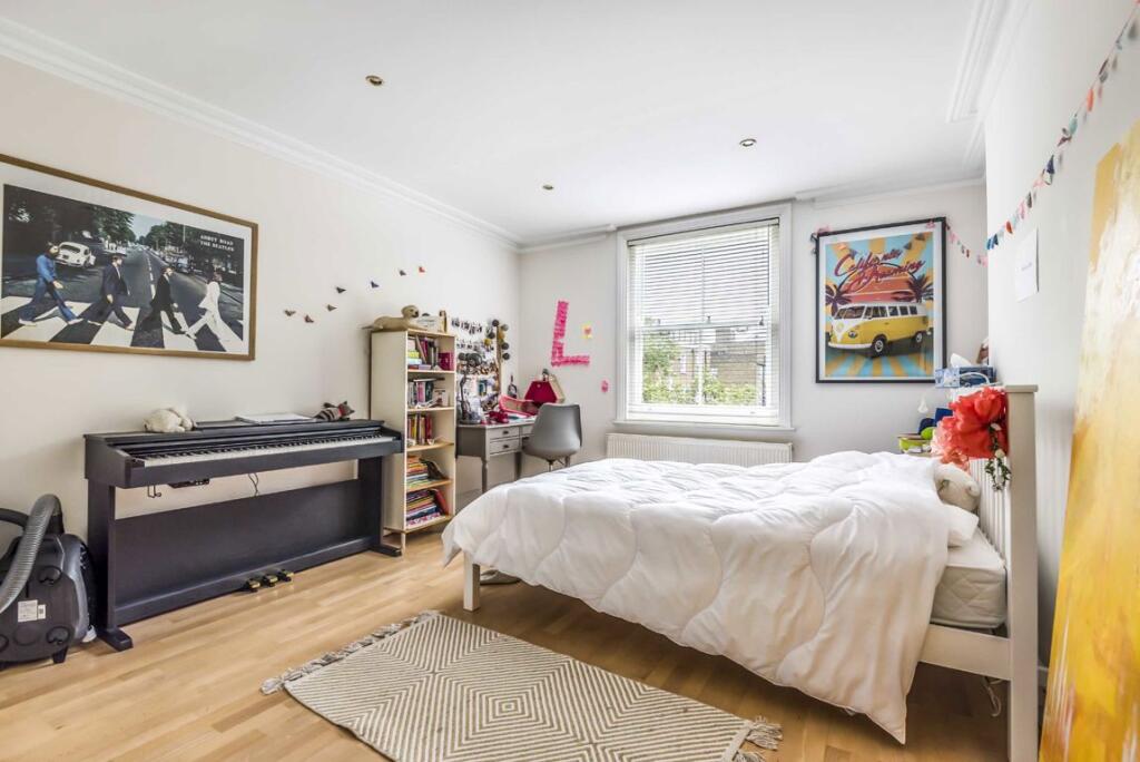Apartment in London - More