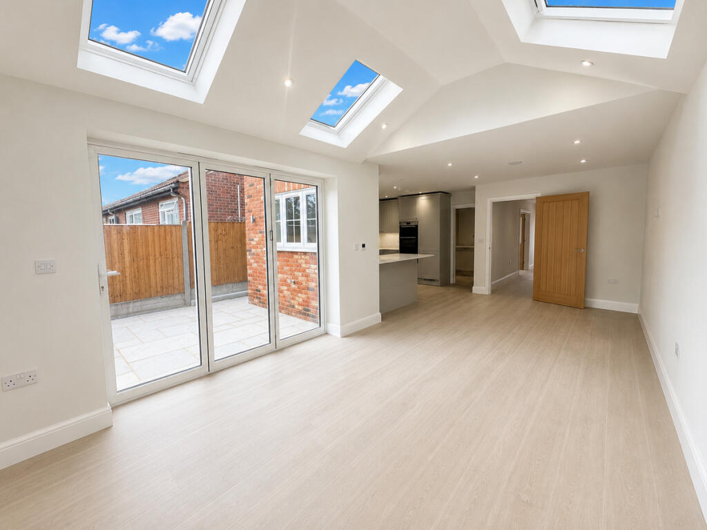 House in Rochford, Hullbridge - More