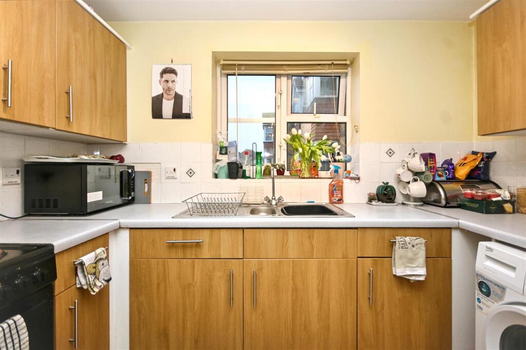 Falmouth Close, Eastbourne photo 3
