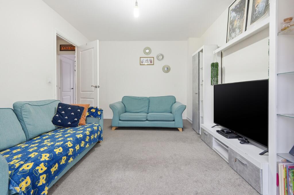 Dixon Road, Langdon Hills, Basildon, Essex, SS16 photo 4
