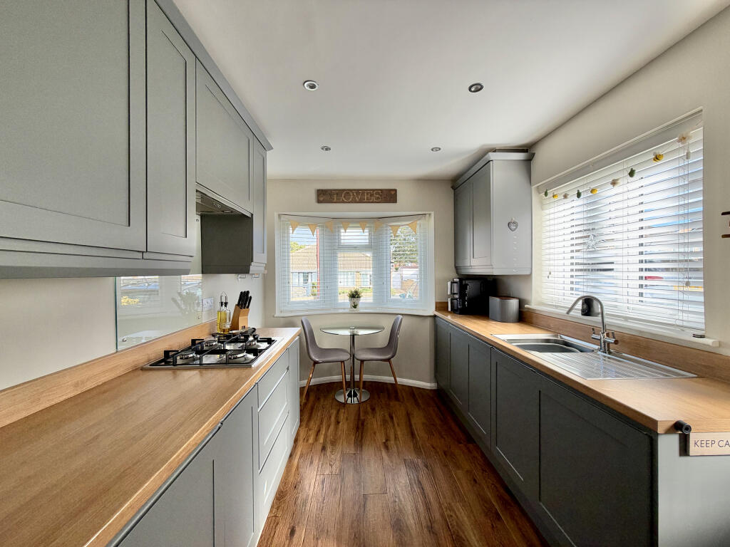 House in Wakefield, Crigglestone - More