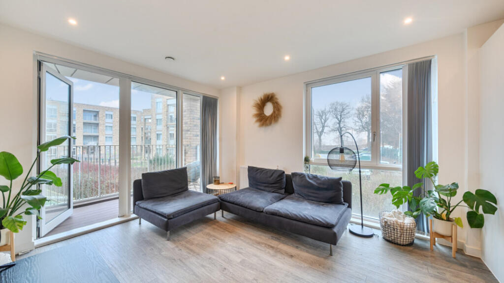 1-bed flat on Andrewes House, NW7 1ST, £330,000