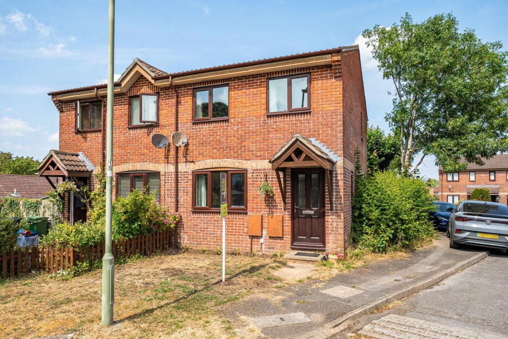 3-bed semi-detached on Beethoven Road, Basingstoke, RG22 4BP, £325,000