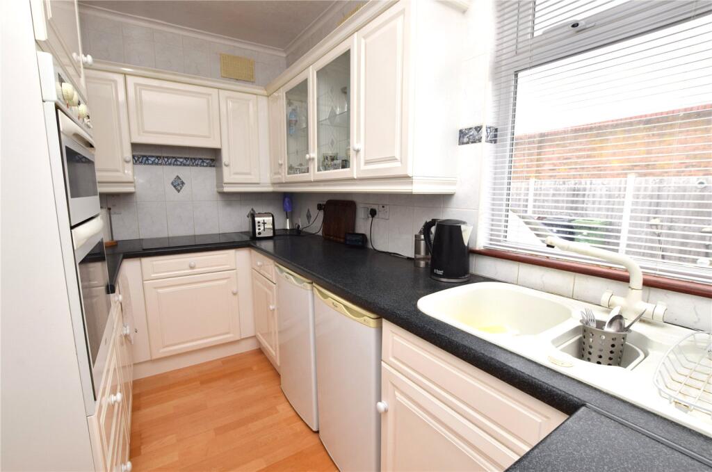 Purland Close, Dagenham, RM8 photo 2