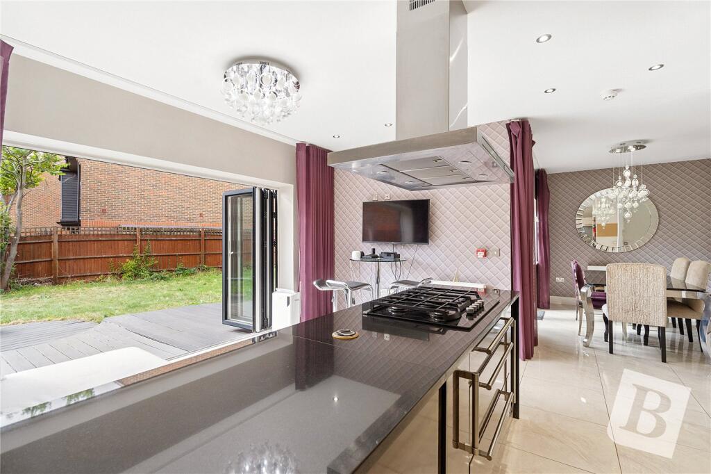 Torrance Close, Hornchurch, RM11 photo 2