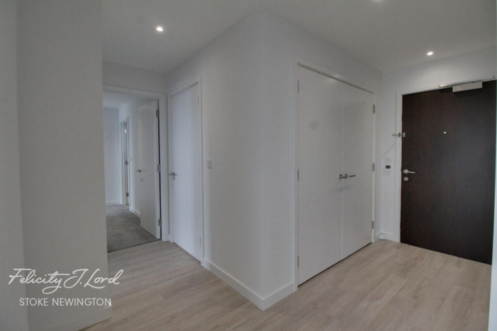 Newnton Close, London photo 3