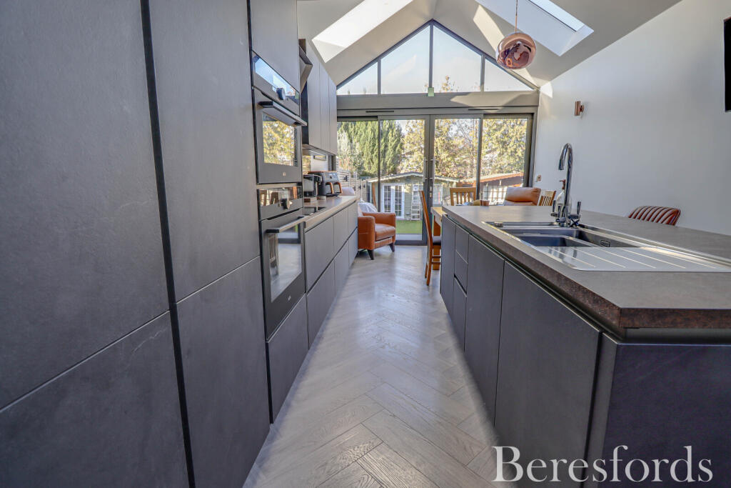 House in Brentwood - View 4