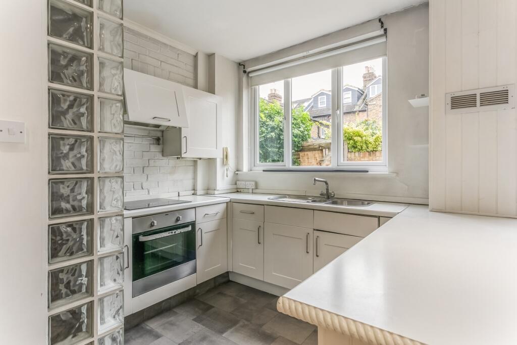 Apartment in Windsor - View 2