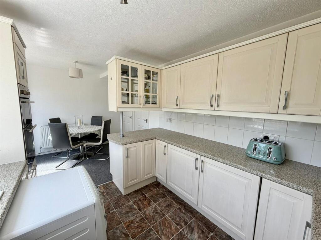 Trendlewood Way, Nailsea, Bristol – další