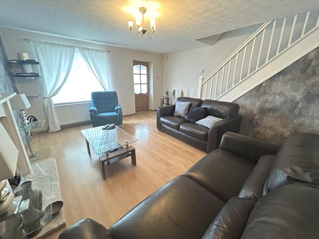 14 Ferndown Avenue, Chadderton, Oldham, OL9 9UR photo 3