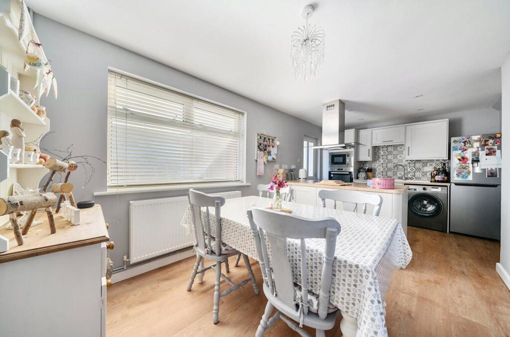 St. Andrews Close, Wroughton, Swindon, SN4 photo 3