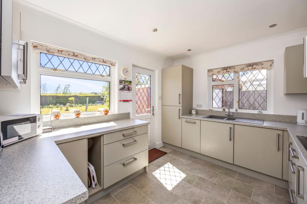 Dawn Crescent, Upper Beeding, BN44 photo 3
