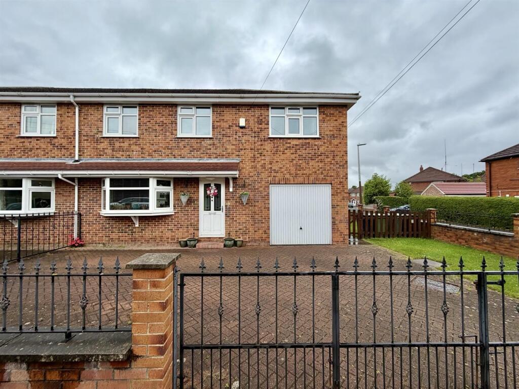 Main image of property: Lee Green, Mirfield