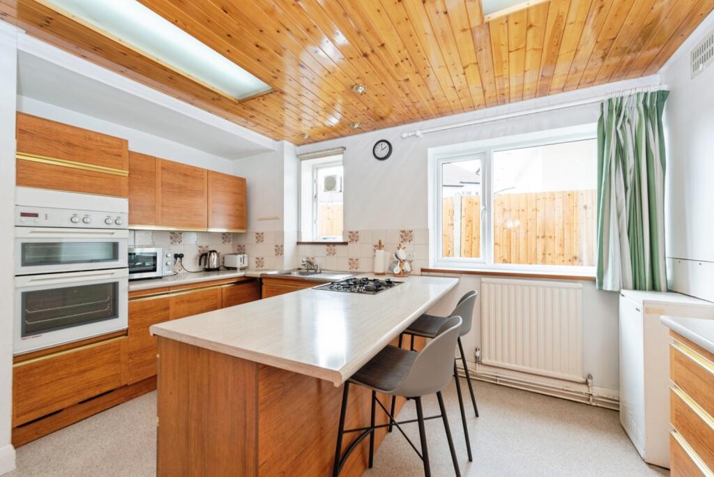 House in London, Royal Borough of Kingston upon Thames - View 5