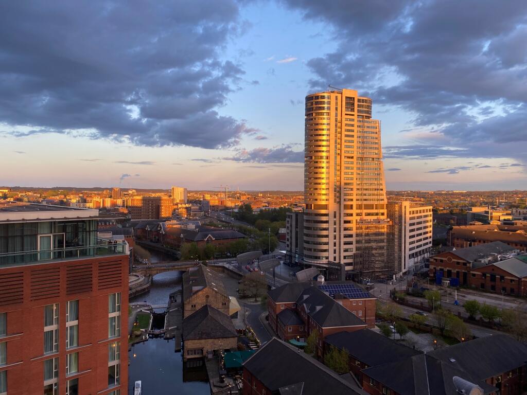 2-bed flat on Candle House, Wharf Approach, Holbeck, Leeds, £225,000