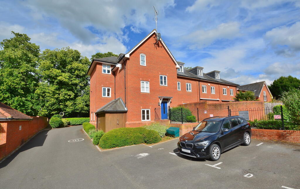 2-bed flat on Old Union Way, Thame, £285,000