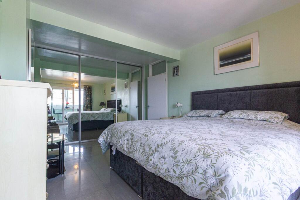 Apartment in Southend-on-Sea - View 4