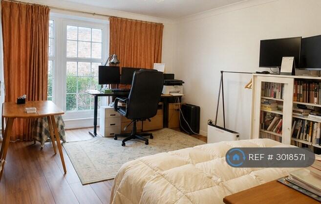 House in New Malden, Motspur Park - More