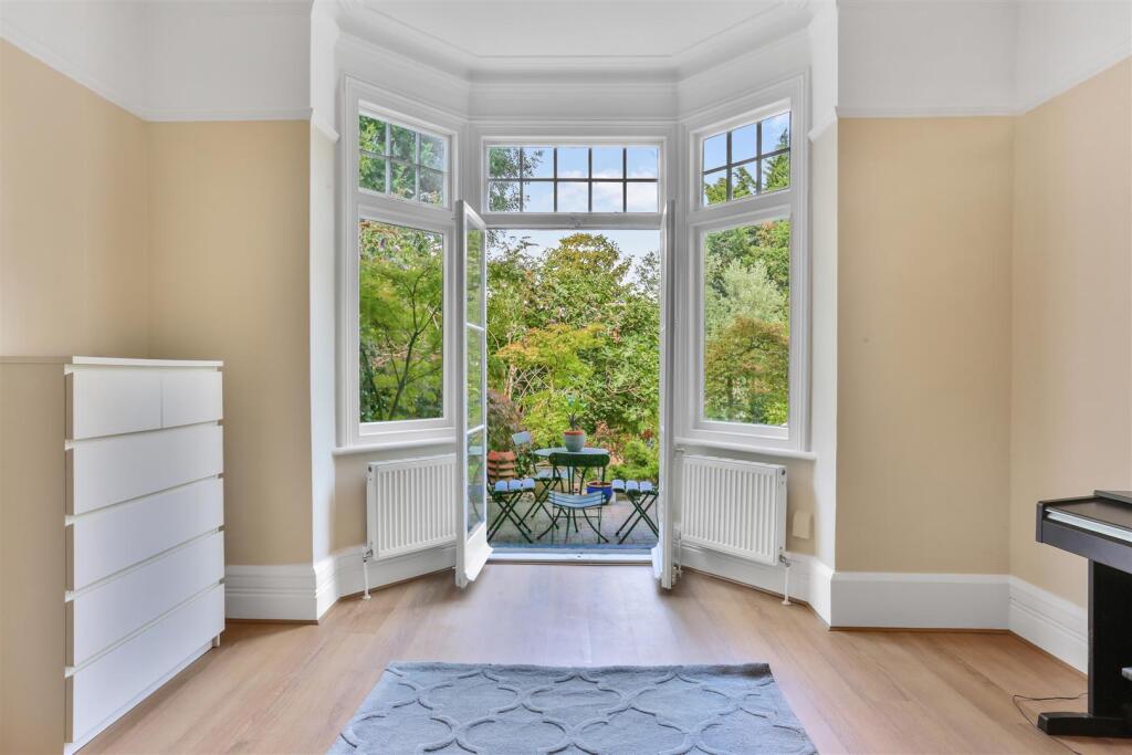 House in Sutton - View 3