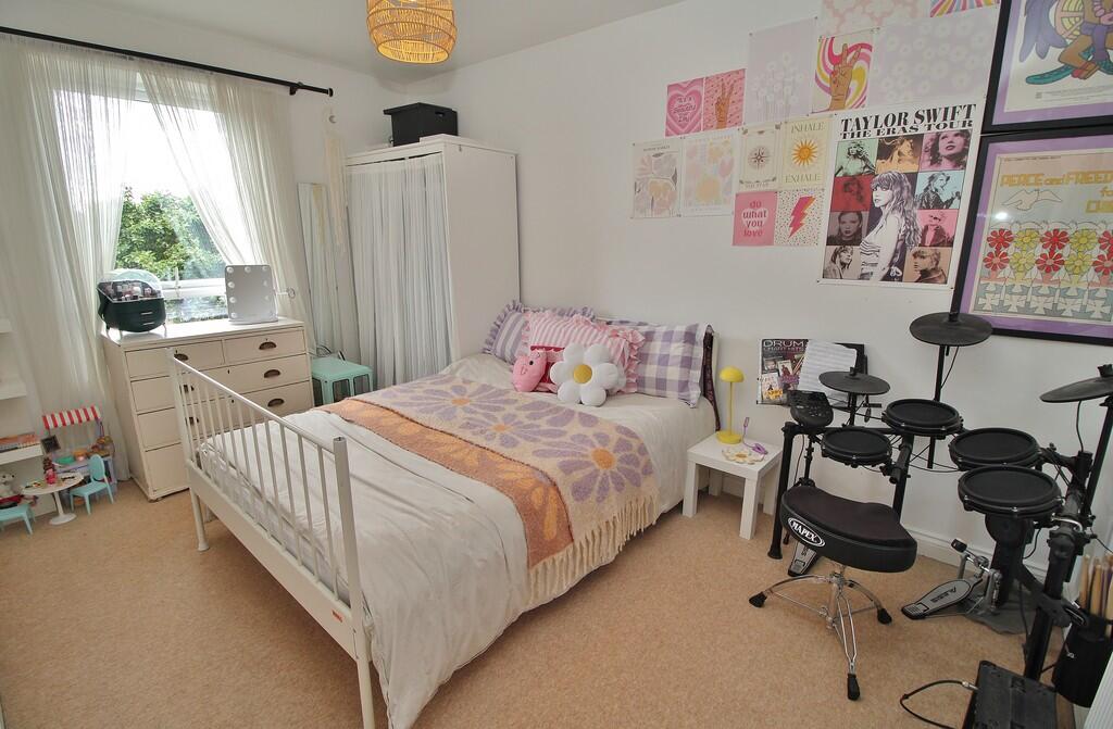 House in Chichester, Southbourne - More