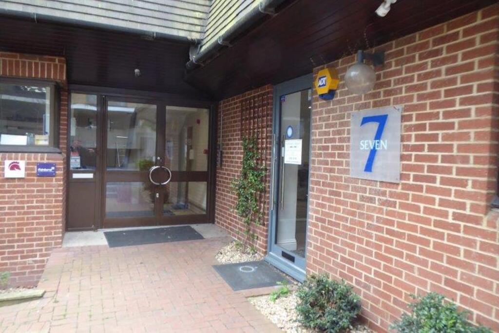 Main image of property: 7 Vale Avenue, Tunbridge Wells, TN1 1DJ