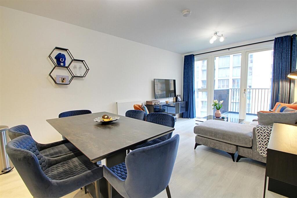 Shearwater Drive, London photo 4