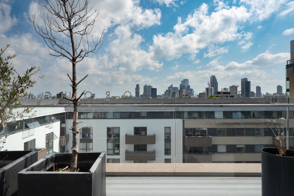 Main image of property: 44 Gainsborough Studios North, 1 Poole Street, London N1 5EB