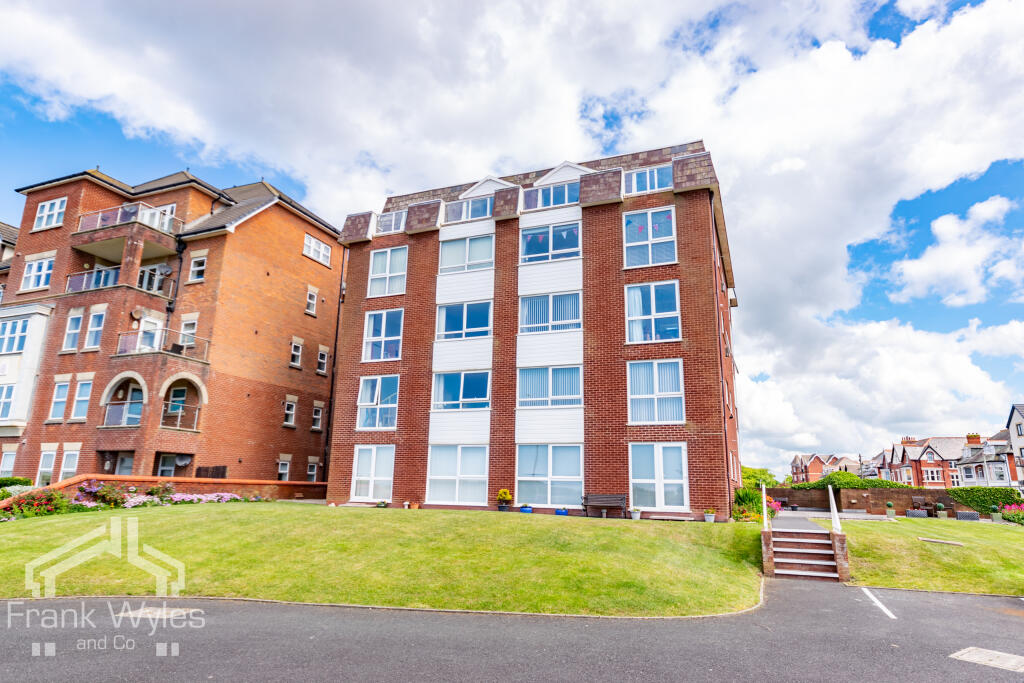 2-bed flat on South Promenade, Lytham St Annes, Lancashire, £175,000