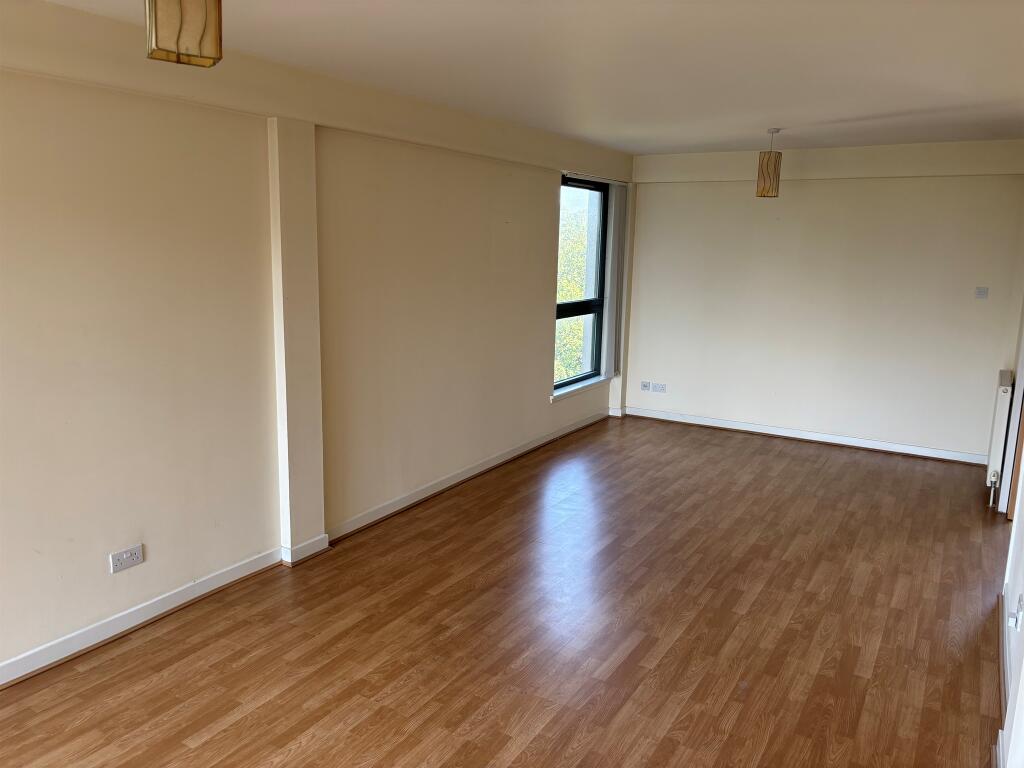 Apartment in Paisley, Renfrewshire - View 3