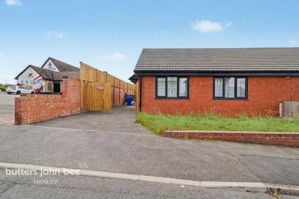House in Stoke-on-Trent, Eaton Park - View 2