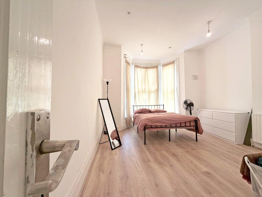 8 Holstock Road,  Ilford, IG1 photo 5