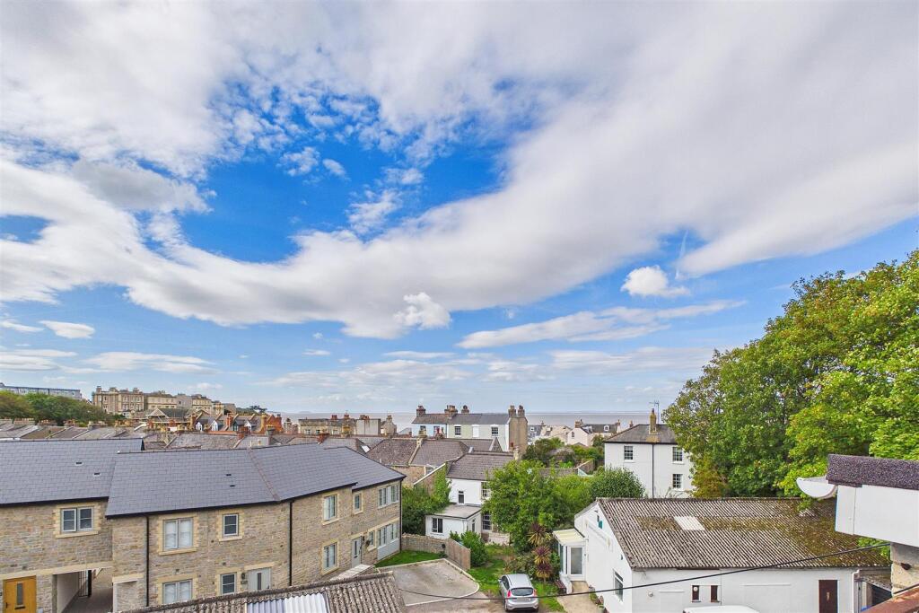3-bed flat on Prime Mid-Clevedon location, £279,950