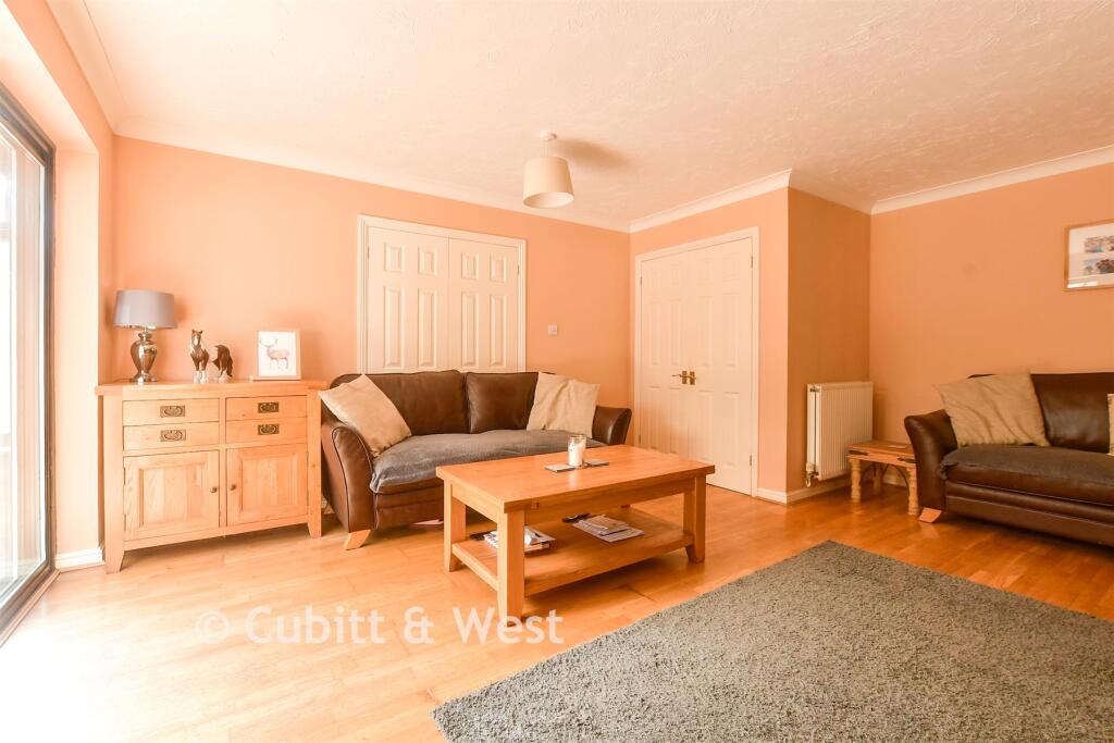 House in Horsham, Southwater - More