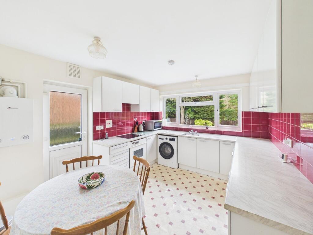 Beaulieu Close, Datchet, Berkshire, SL3 photo 4