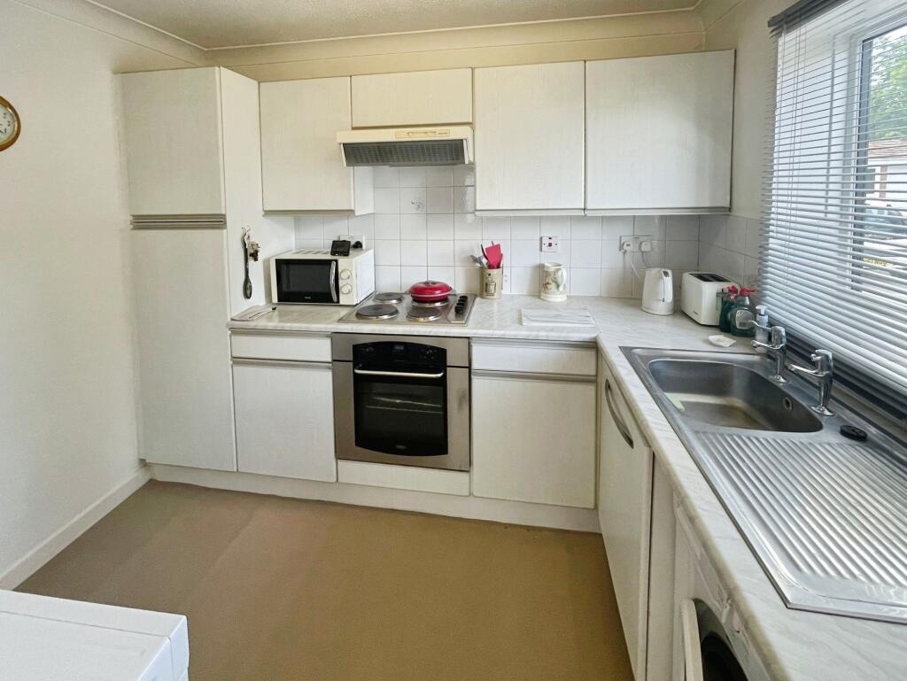 Apartment in Basingstoke and Deane, Cranbourne, Kings Furlong - View 2