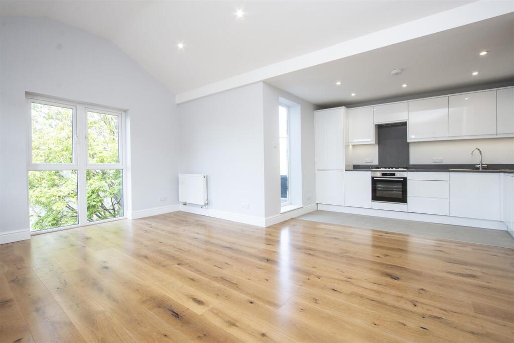 1-bed flat on Tooting High Street, London, £375,000