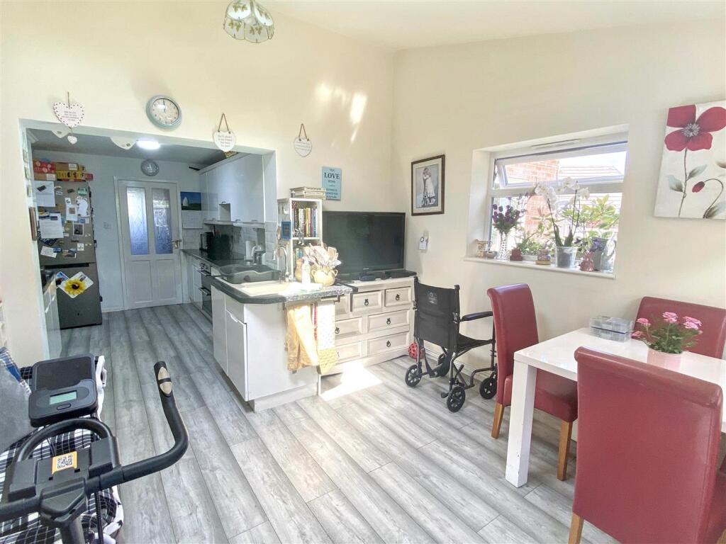 Moorlands Drive, Wybunbury, Nantwich photo 3