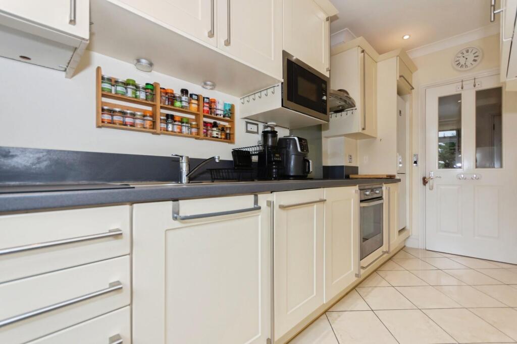 Apartment in Solihull, Dorridge - View 4